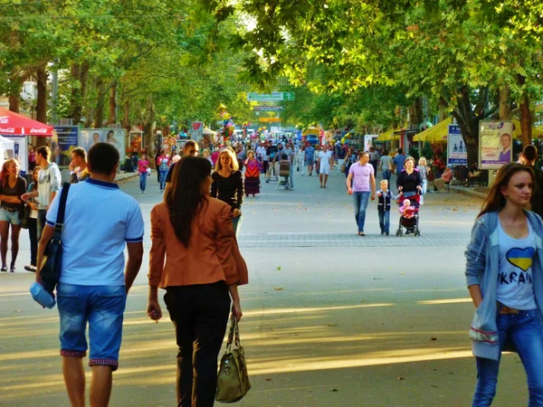 Många Människor Huvudgatan Mykolaiv Ukraina — Stockfoto