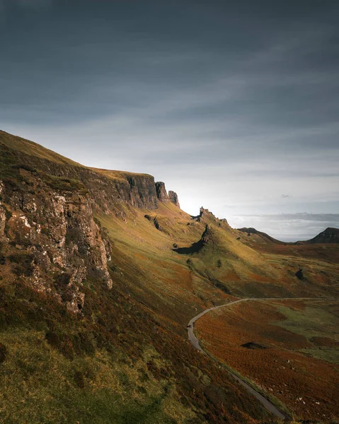 スコットランドのスカイ島の農村部の丘や崖の垂直ショット — ストック写真