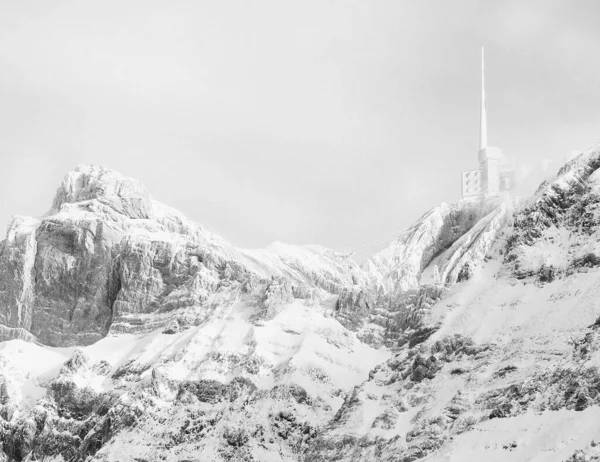 岩の多い雪のスイスアルプスのグレースケールショット — ストック写真
