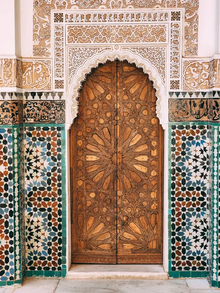 摩洛哥马拉喀什Ibn Youssef学校传统建筑大门的垂直截图 — 图库照片