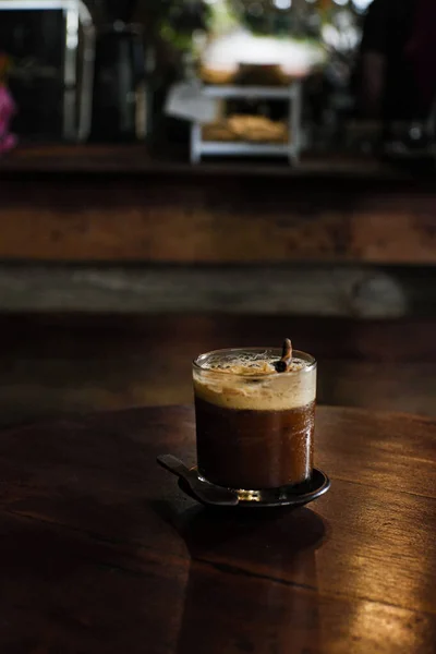 Eine Vertikale Aufnahme Einer Zimtkaffee Mocktail Auf Einem Durchscheinenden Glas — Stockfoto