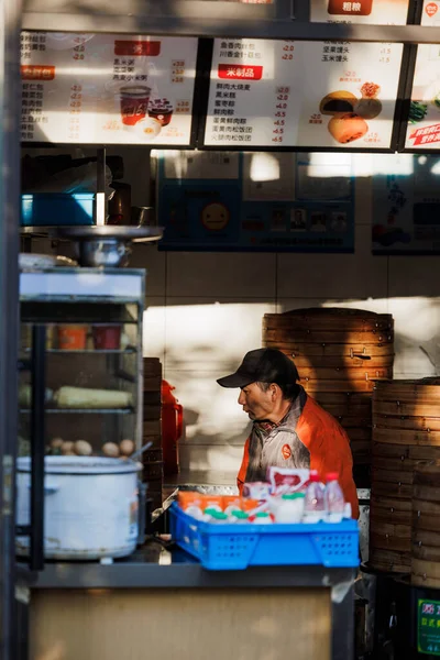 Een Verticaal Schot Van Een Man Staand Achter Toonbank Sjanghai — Stockfoto