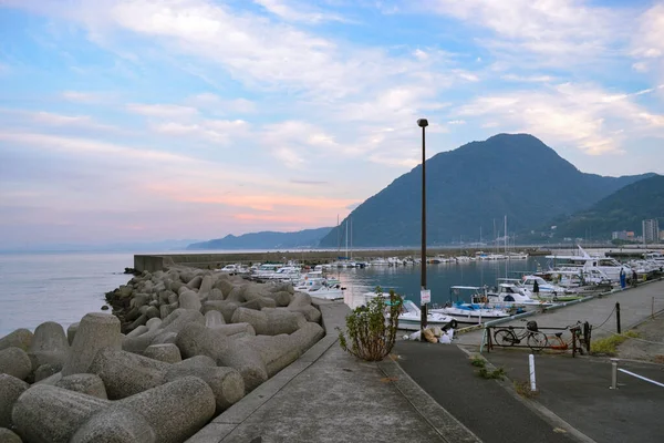 Una Toma Ángulo Bajo Hermosas Montañas Cerca Del Puerto — Foto de Stock