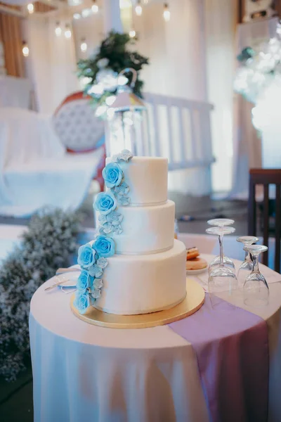 Plan Vertical Gâteau Mariage Décoré Roses Bleues — Photo