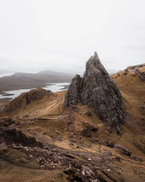 スコットランドのスカイ島の美しい石の形成の垂直ショット — ストック写真