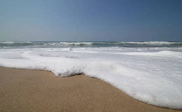 夏天海滩上波浪的自然景观 — 图库照片