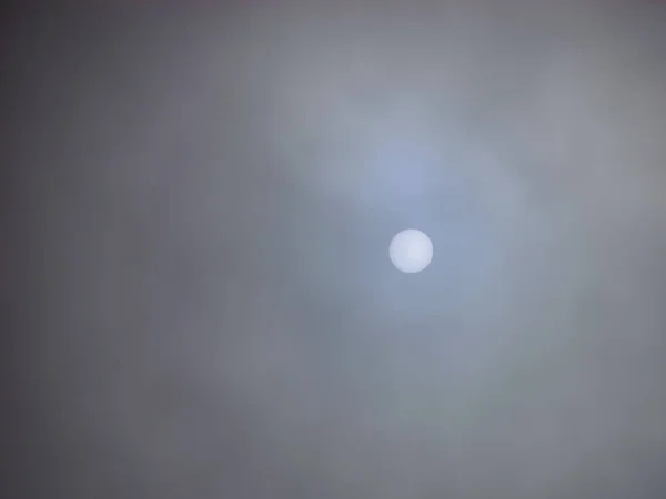 Ένα Όμορφο Πλάνο Της Πανσελήνου Ενάντια Ένα Γκρίζο Συννεφιασμένο Ουρανό — Φωτογραφία Αρχείου