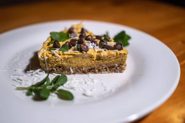 Ein Veganes Stück Cashew Kuchen Mit Schokoladenchips Serviert Mit Ein — Stockfoto
