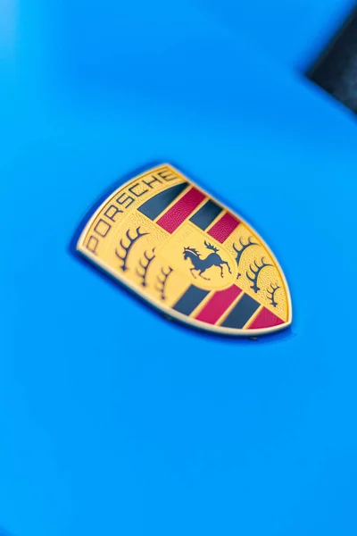 現代ブルーの911 Gt3スポーツカーでのポルシェ商標の垂直ショット — ストック写真
