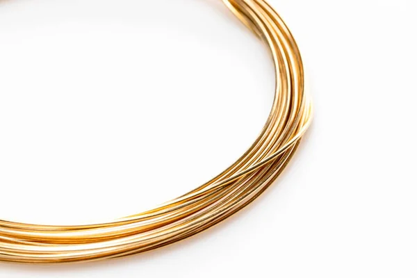 Zlatý Drát Pro Výrobu Šperků Izolované Bílém Pozadí — Stock fotografie