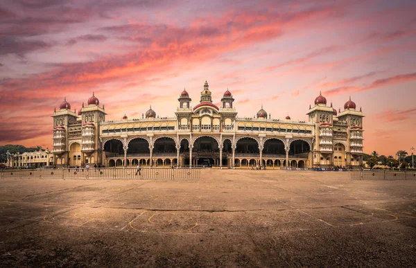 Majestátní Mysore Palace Pozadí Krásné Oblohy Barevné Západem Slunce Indie — Stock fotografie