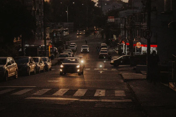 Die Vorbeifahrenden Autos Der Nacht Auf Den Straßen Von Manizales — Stockfoto