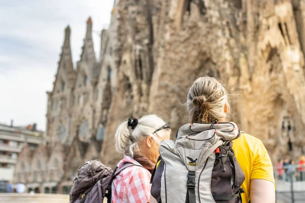 Barcelona España Mayo 2022 Pareja Vacaciones Con Mochilas Frente Sagrada —  Fotos de Stock