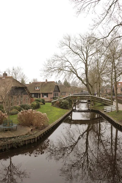 Pionowy Widok Malowniczych Domów Małych Mostów Giethoorn Wenecja Północnej Holandia — Zdjęcie stockowe