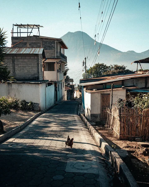 Vertikální Záběr Venkovských Domů Horou Pozadí Guatemale — Stock fotografie
