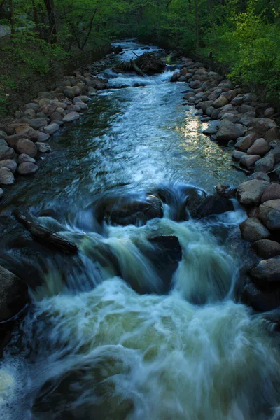 Una Bonita Imagen Del Agua Corriendo Por Arroyo —  Fotos de Stock