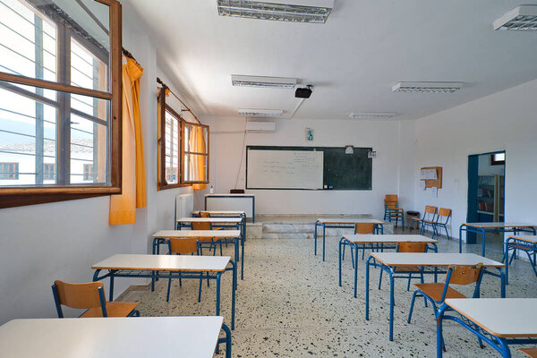 Класс. красивое здание школы в Греции, на природе, школа со счастливыми учениками. Загора, Греция