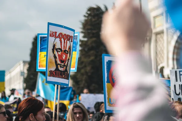 Fotografie Lidí Planoucími Plakáty Plakáty Masovém Pacifistickém Setkání Proti Ruské — Stock fotografie