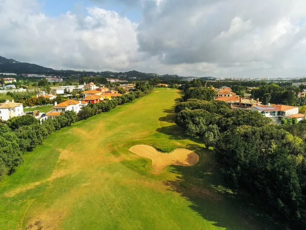 Evlerin ortasındaki bir golf sahasından Aeial manzara. Portekiz.