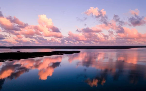 Uma Bela Paisagem Marinha Com Céu Nebuloso Roxo Refletido Água — Fotografia de Stock