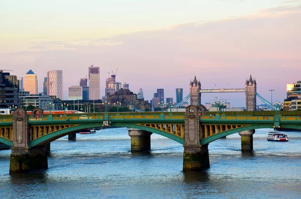 Pohled Řeku Temži Jižního Břehu Londýna Mostem Southwark Tower Pozadí — Stock fotografie