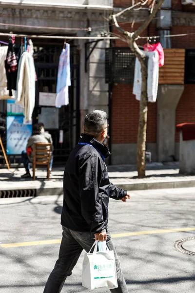 Colpo Verticale Maschio Che Cammina Strada Shanghai Cina — Foto Stock