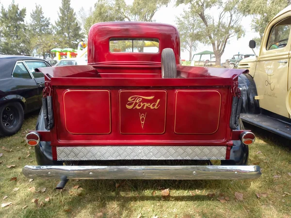 Stary Czerwony Czarny Samochód Dostawczy Ford 1938 1939 Wsi Widok — Zdjęcie stockowe