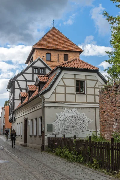 ポーランドのトルンの壁に美しいアートワークを持つ建物の垂直ショット — ストック写真