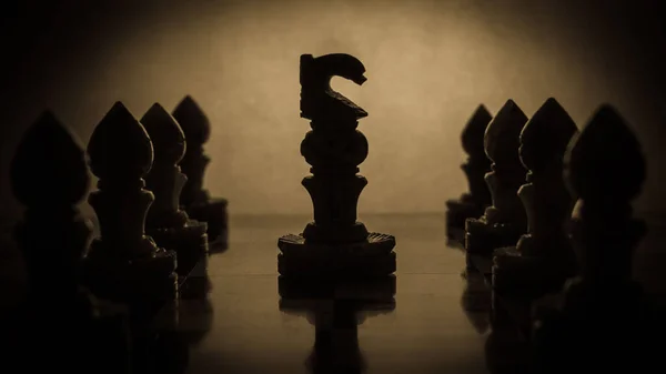Крупный План Шахматного Рыцаря Подсветкой Наборе — стоковое фото