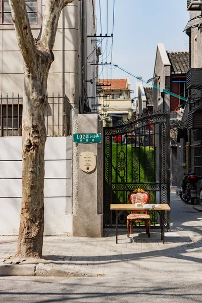 中国上海の建物のファサードと詳細を持つ狭い歩道の垂直ショット — ストック写真