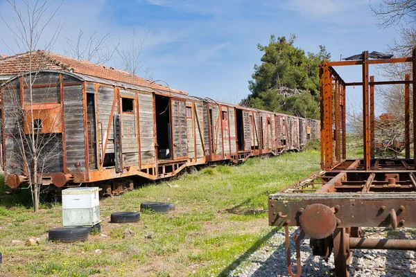 Carruagens Comboio Enferrujadas Danificadas Numa Estação Comboios Abandonada — Fotografia de Stock