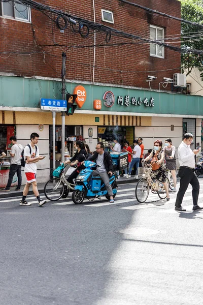 Een Uitzicht Van Mensen Straat Met Scooters Fietsen Shanghai Stad — Stockfoto