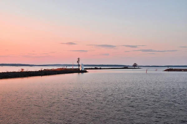 夕阳西下 浅浅的天空映衬着海滨灯塔的美丽景色 — 图库照片