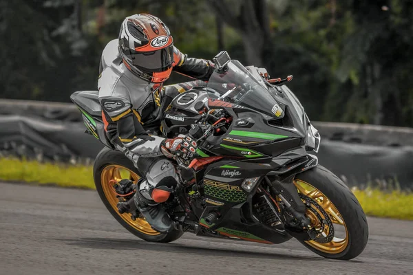 Primer Plano Motociclista Montando Una Bicicleta Deportiva Una Carretera Vacía —  Fotos de Stock