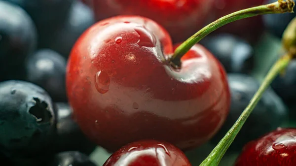 Eine Vollbild Aufnahme Von Kirsche Mit Blaubeeren Hintergrund — Stockfoto