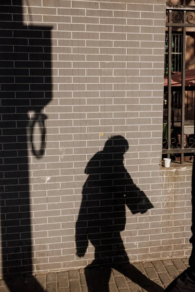 Disparo Vertical Una Sombra Persona Una Pared Ladrillo Soleado Shanghai —  Fotos de Stock