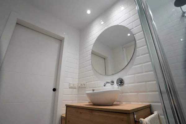 Banyoda Lavabo Musluğu Olan Beyaz Duvardaki Düşük Açılı Ayna Görüntüsü — Stok fotoğraf