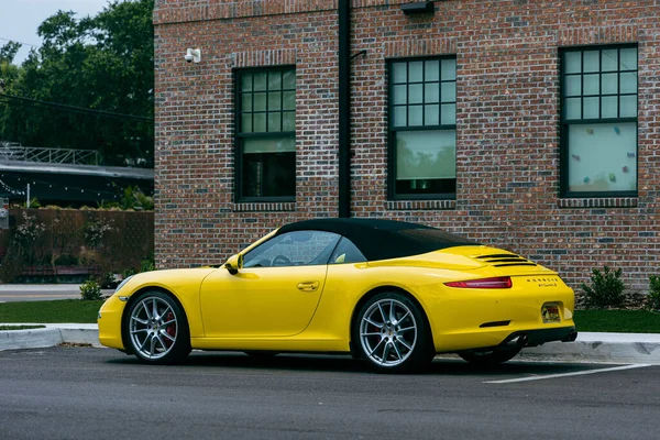Modern Sarı Bir Porsche 911 Gt3 Spor Arabasının Yan Görüntüsü — Stok fotoğraf