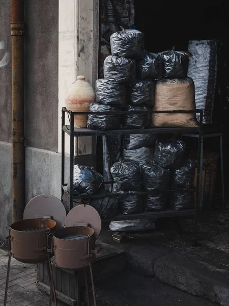 シチリア島のカターニアの通りにある古代の伝統的な石炭店 イタリアのバーベキューや石炭の袋 — ストック写真