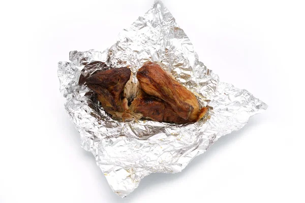 Eine Nahaufnahme Eines Gegrillten Hühnchens Alufolie Auf Weißem Hintergrund — Stockfoto