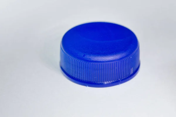 Malé Modré Plastové Víčko Vodní Láhve Bílém Pozadí — Stock fotografie