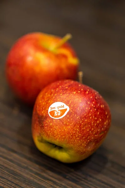 Las Dos Manzanas Frescas Con Pegatinas Jona Gold Del Supermercado —  Fotos de Stock