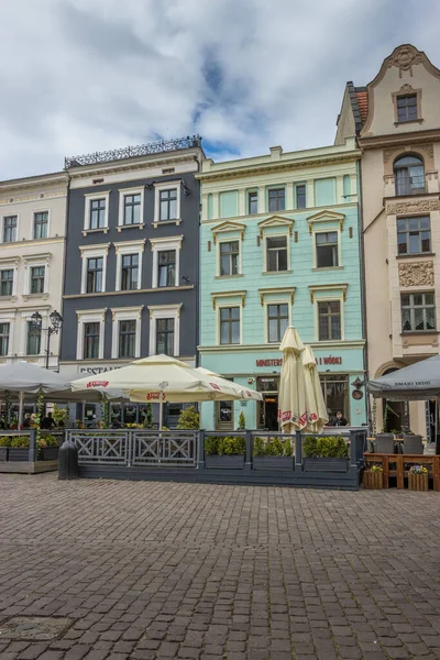 ポーランドのカラフルな建物やカフェ トルンの歴史的な旧市街のメイン広場の垂直ショット — ストック写真