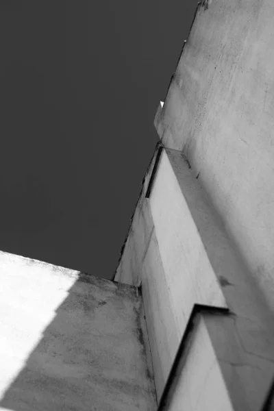 Вертикальный Снимок Оттенках Серого Стен Здания Напротив Неба — стоковое фото