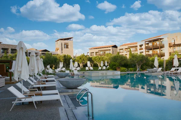 Yunanistan 'da tatiller, güzel tatil oteli Costa Navarino, Yunanistan' da lüks bir seyahat merkezi ve dünya kadar otantik deneyim sunuyor.