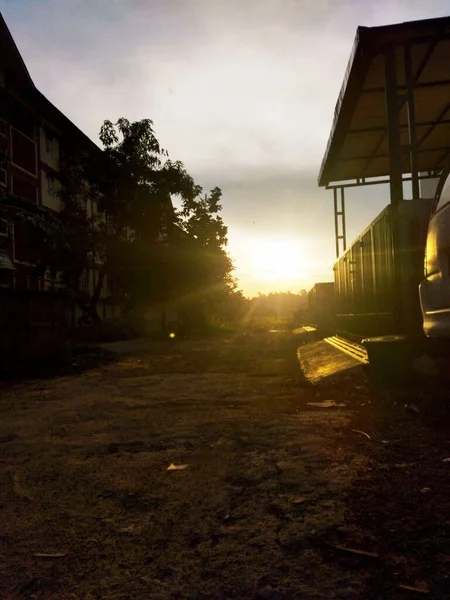 Een Verticaal Schot Van Gebouwen Nabij Een Rijstveld Tegen Zonsondergang — Stockfoto