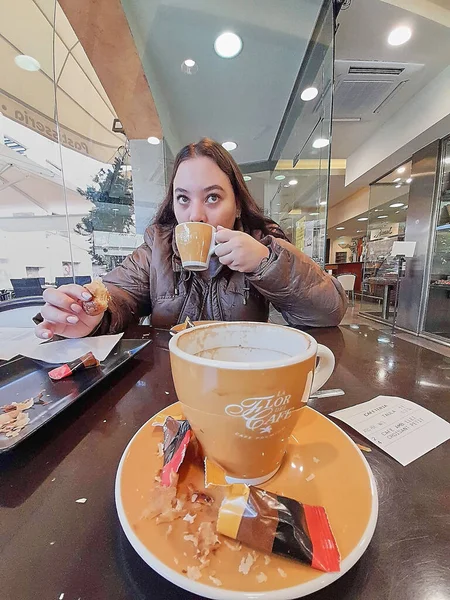 Χαμογελαστό Κορίτσι Τρώει Πρωινό Στην Καφετέρια Κρουασάν Και Καφέ — Φωτογραφία Αρχείου