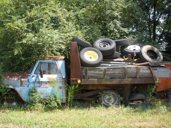 Ein Altes Rostiges Verlassenes Fahrzeug Auf Dem Hof — Stockfoto