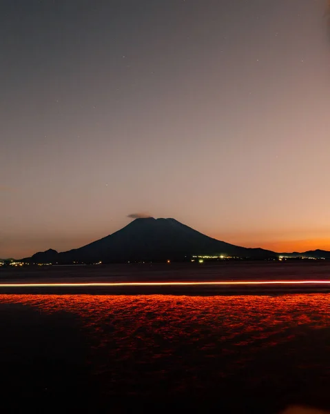 Függőleges Felvétel Atitlan Megvilágított Piros Lámpák Egy Hegy Háttérben Arizona — Stock Fotó