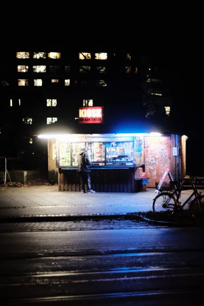 Uma Coruja Noite Frente Quiosque Iluminado Noite Bremen Buntentorsteinweg — Fotografia de Stock